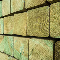 Nærbilde av impregnert trevirke