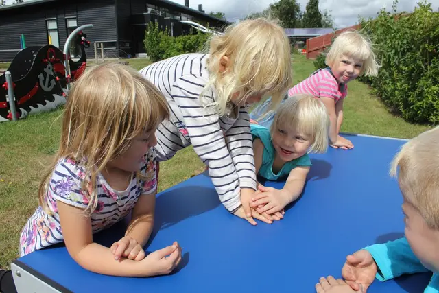 Bord med benk L160 x B150 x H59 cm 