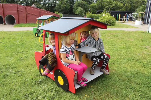 Traktor L133 x B110 x H120 cm 