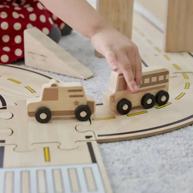 Lekebiler i tre 10 stk 