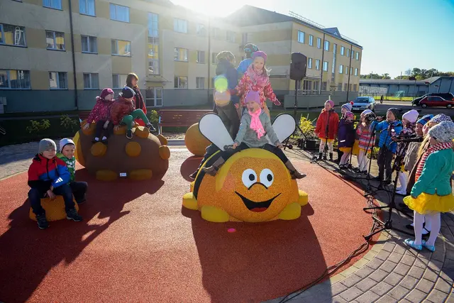 Bie gummidyr 3D-figur L175 x B165 x H114 cm 