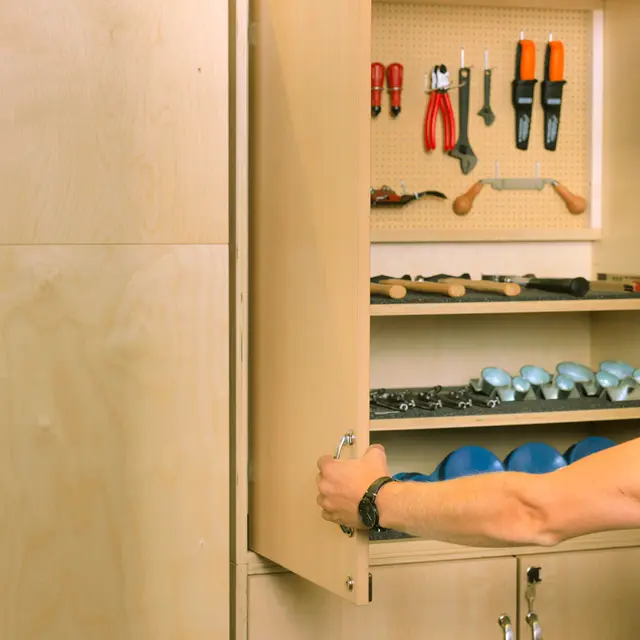 Sjöbergs skap til tresløyd B100 x D49 x H210 cm 