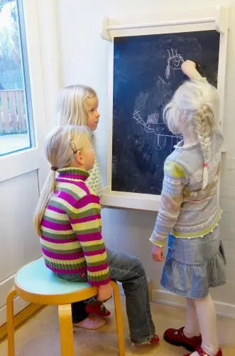 Vegghengt staffeli med tavle B55,5 x D10 x H90 cm 