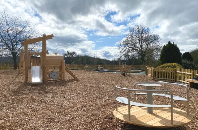 Arbor karusell med sitteplass L150 x B150 x H68 cm 