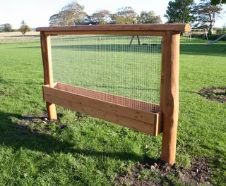 Core sansevegg med tråder og plantekasse L230 x H140 cm