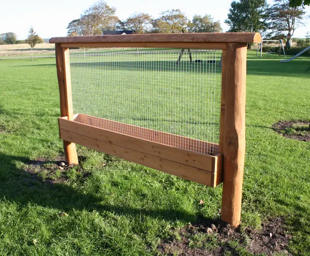 Core sansevegg med tråder og plantekasse L230 x H140 cm 