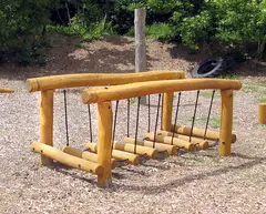 Bjelkebro i robiniatre L300 x B120 x H90 cm