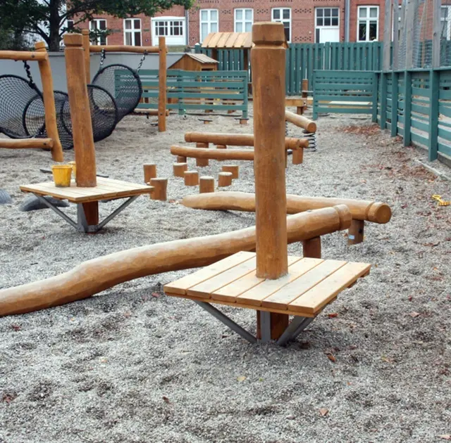 Core robiniastokk med benk L80 x B80 x H170 cm 