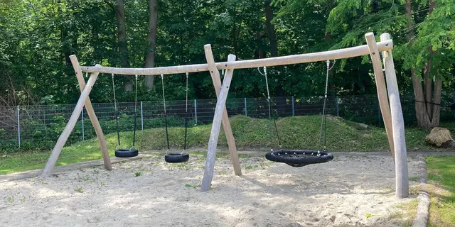 Core huskestativ med 2 husker og et rede L760 x B270 x H280 cm, robinia 