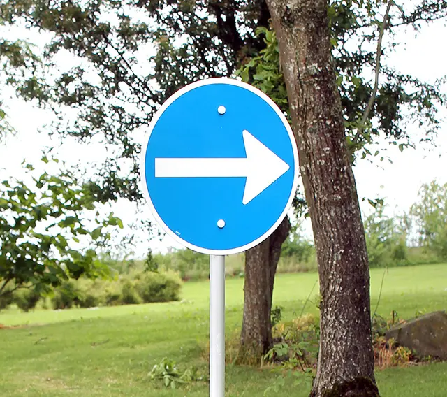 Trafikkskilt kjøreretning høyre 