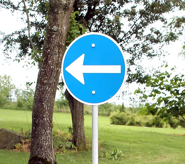 Trafikkskilt kjøreretning venstre 