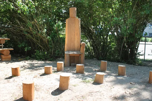 Core robinia eventyrstol med 10 stubber 