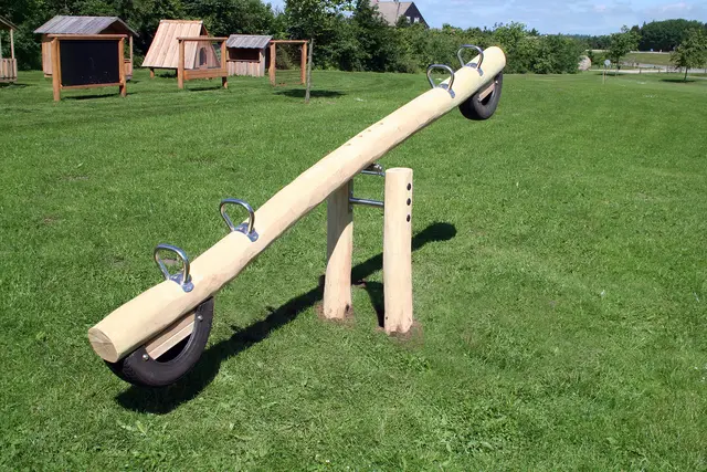 Core vippehuske 4 seter i robinia L400 x B55 x H90 cm 