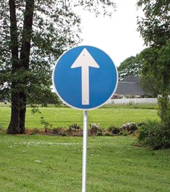 Trafikkskilt kjøretning rett fram Ø28 x H125 cm 
