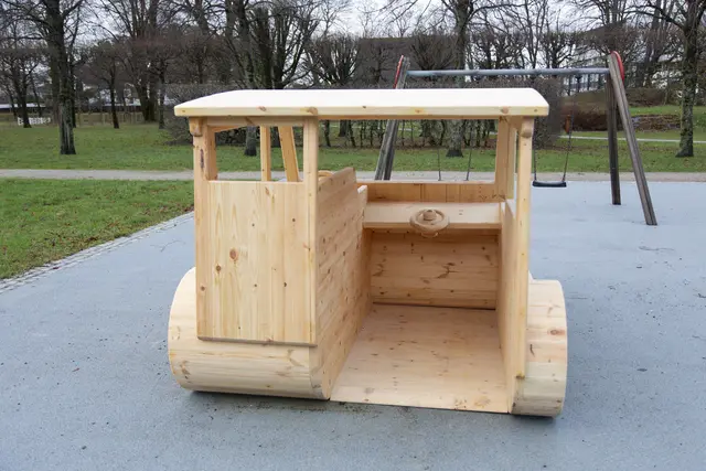 Lekebil / familebil L250 x B170 x H150 cm 