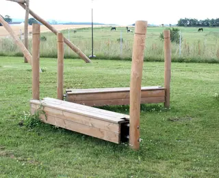 Benk med oppbevaringskasse i robinia L210 x B36 x H130 cm