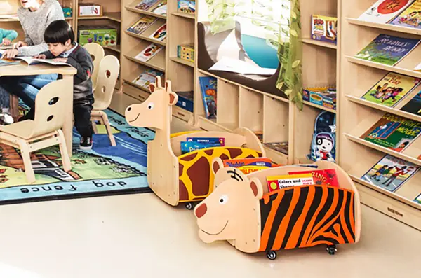 Sjiraffen bokvogn B70 x D38 x H64 cm 