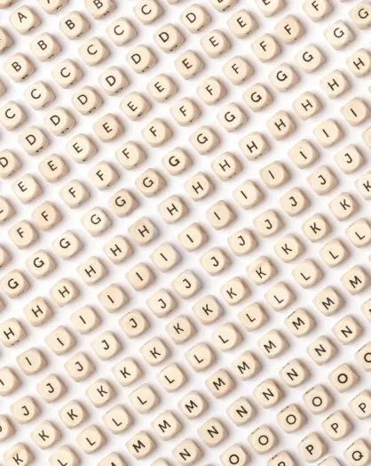 Bokstavperler i tre 9 x 9 mm, 800 stk 