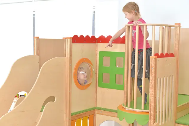 Leo lekekrok B225 x D273 x H183 cm 