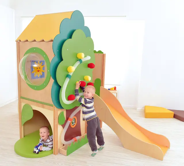 Trehuset med trapp og sklie B337 x D164 x H212 cm 