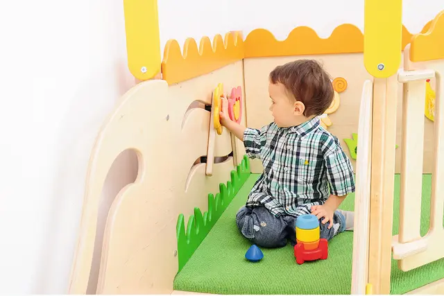 Liten lekehjørne med trapp og sklie B230 x D245 x H120 cm 