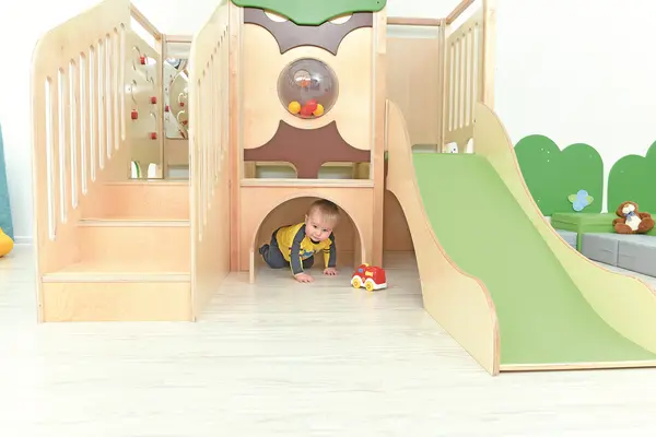 Lekehjørne i skogen B209 x D186 x H193 cm 