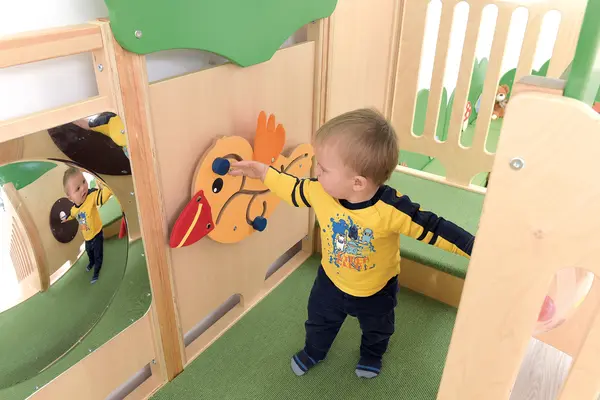 Lekehjørne i skogen B209 x D186 x H193 cm 