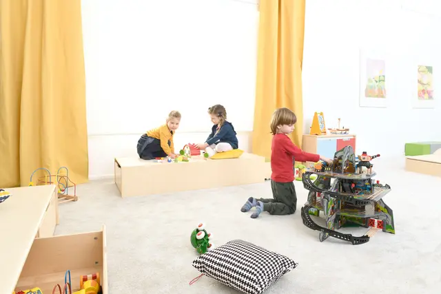 Akustikk lekepodie med uttrekkbar seng B70 x D146 x H30 cm 