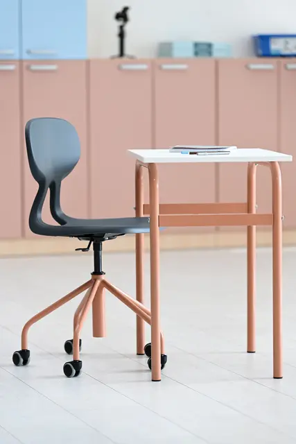 Colores elevstol grå/lakserosa H43-53 cm 