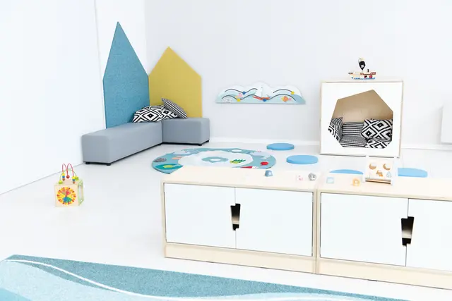 Hedda S reol med hvite dører og hjul B90 x D39 x H48 cm 