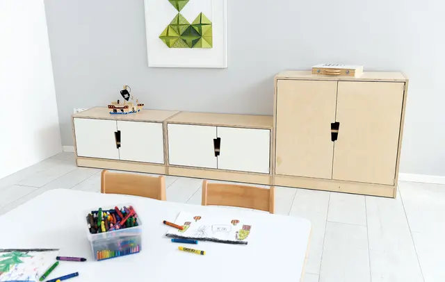 Hedda S reol med hvite dører og hjul B90 x D39 x H48 cm 