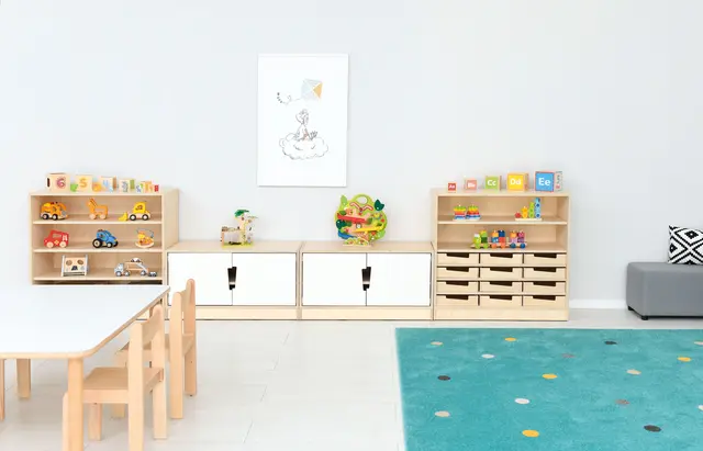 Hedda S reol med hvite dører og hjul B90 x D39 x H48 cm 