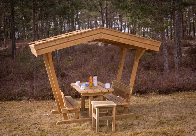 Bord/benk for voksne med tak L180 x B210 x 220 H75/43 cm 