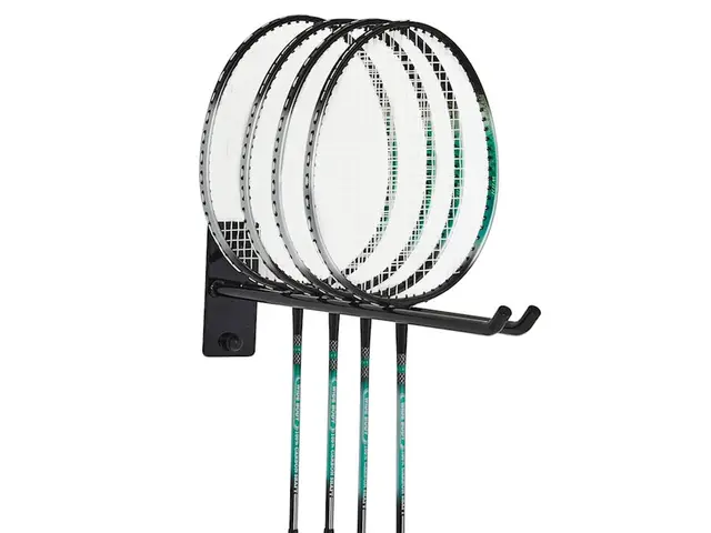 Veggoppheng til badmintonracketer 