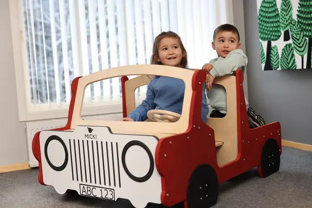 Willy lekebil blå L120 x B80 x H80 cm 