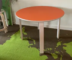 Rundt bord med oransje laminat Ø70 cm