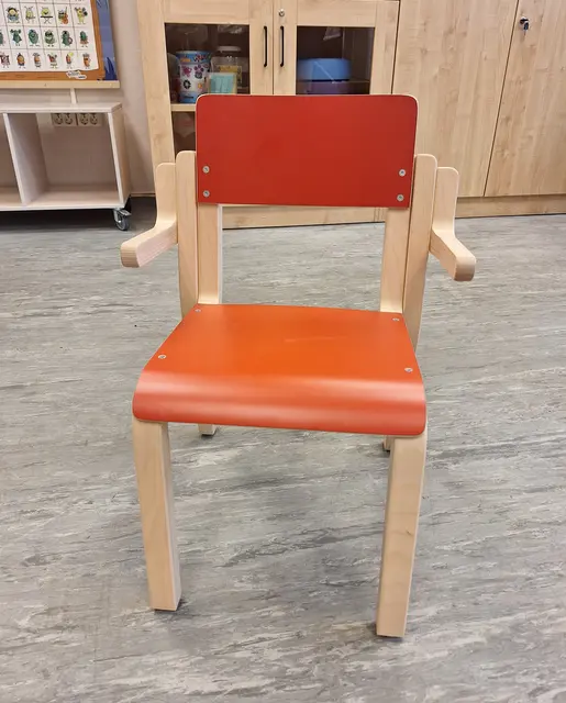 Maia stol med amlener for oppheng rød H31 cm 