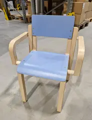 Maia stol med fotbrett lys blå H35 cm