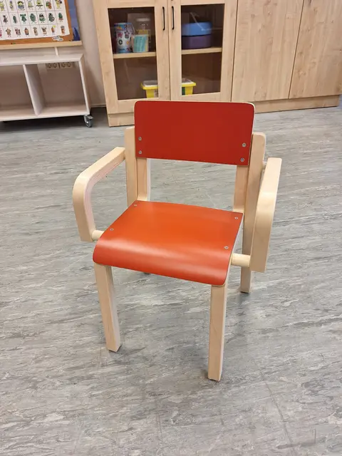 Maia stol med armlene rød H31 cm 