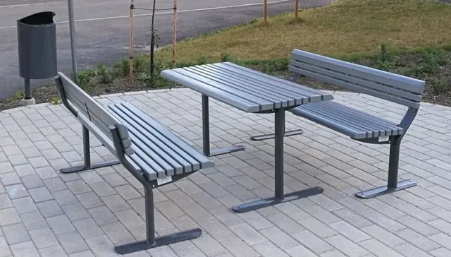 Park Place bord L140 x B74 x H74 cm 