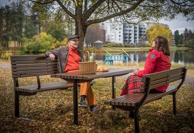 Park Place senior benk med rygg L160 x B75 x H100 cm 