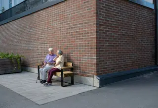 Momentum benk med rygg og armlener L180 x B58 x H77 cm