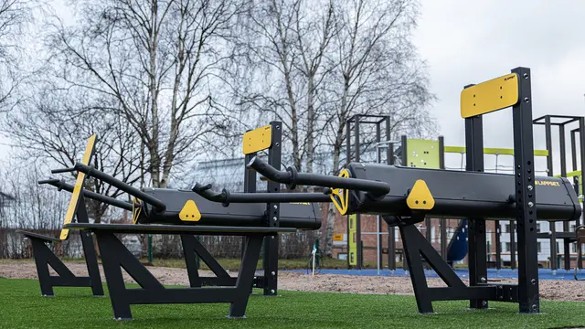 SISU bench press L313 x B117 x H150 cm 