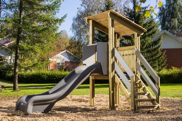 Clover tårn med sklie L303 x B177 x H234 cm 