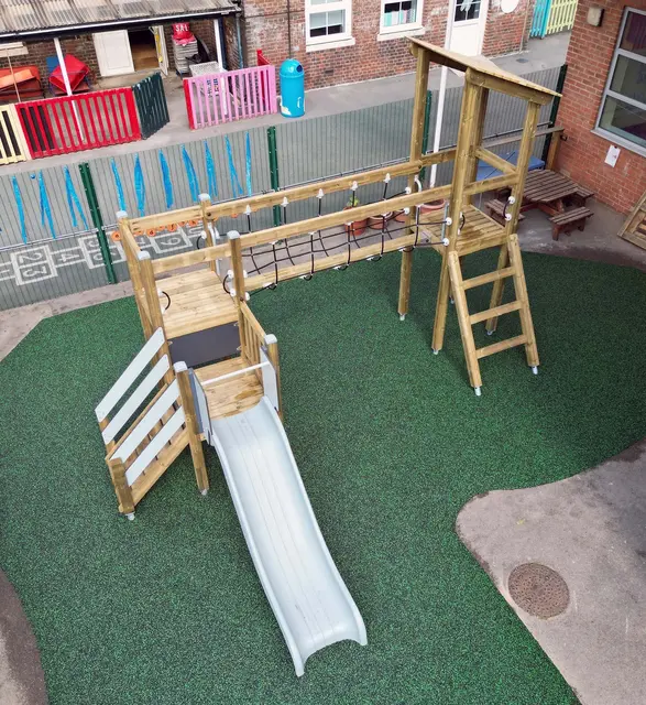 Clover aktivitetstårn B496 x D453 x H337 