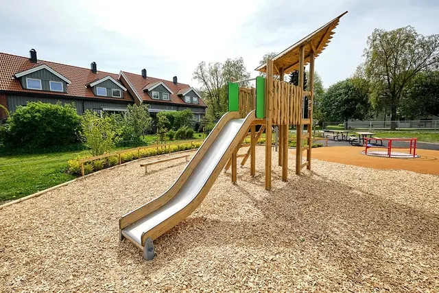 Flora trolltinden aktivitetstårn natur L433 x B285 x H382 cm 