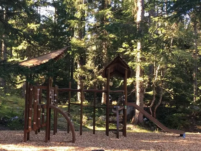 Flora goblins lekeapparat brun L502 x B733 x H382 cm 