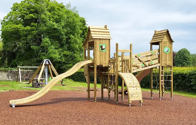 Flora eventyråsen lekeapparat natur L897 x B680 x H397 cm 