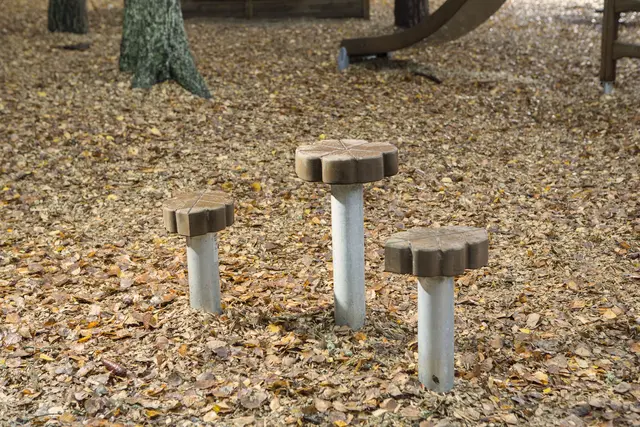 Flora kløver balansestolpe brun L28 x B28 x H47 cm 