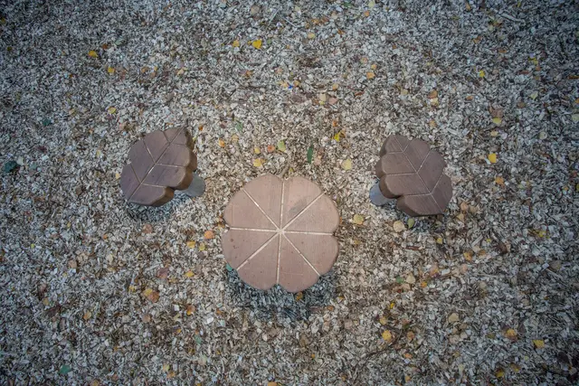 Flora kløver balansestolpe brun L28 x B28 x H47 cm 